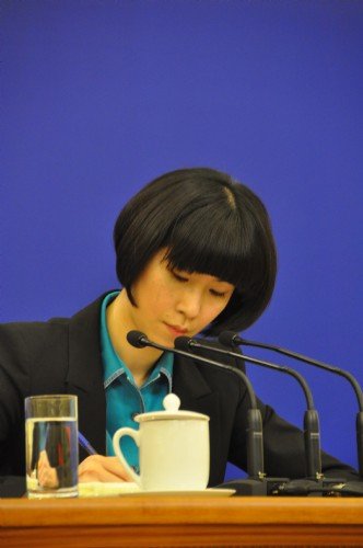 温总理记者会美女翻译张璐生活照曝光 衣着有品气质超好